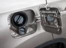 полноразмерное заправочное устройство в горловине бензобака