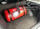 в багажном отделение установлен баллон обьемом 76л., вдоль заднего ряда сидений, вид слева