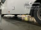 Под днищем справа установлены баллоны обьёмом 80л. и 65л., вид слева сзади