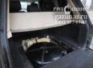 вместо запасного колеса лежит баллон объемом 93л, вид слева