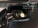 полноразмерное заправочное устройство, установленное в лючке бензобака