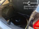 вместо запасного колеса лежит баллон объемом 54л, вид справа