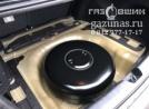 вместо запасного колеса лежит баллон объемом 54л, вид слева