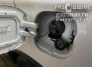 полноразмерное заправочное устройство, установленное в лючке бензобака
