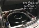 вместо запасного колеса лежит баллон объемом 63л, вид слева