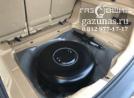 вместо запасного колеса лежит баллон объемом 42л, вид слева