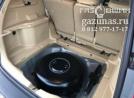 вместо запасного колеса лежит баллон объемом 42л, вид справа