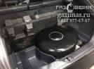 вместо запасного колеса лежит баллон объемом 73л, вид слева