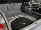 вместо запасного колеса лежит баллон объемом 54л, вид слева