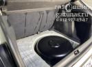 вместо запасного колеса лежит баллон объемом 54л., вид слева