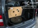 вместо запасного колеса лежит баллон объемом 54л, вид слева