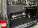 газовый баллон обьёмом 65л. установлен в багажном отделение, вид слева