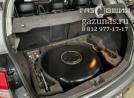 вместо запасного колеса лежит баллон объемом 73л., вид слева