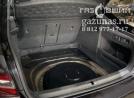вместо запасного колеса лежит баллон объемом 54л, вид слева