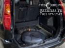 вместо запасного колеса лежит баллон объемом 53л, вид слева