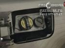 полноразмерное заправочное устройство, установленное в лючке бензобака