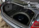 вместо запасного колеса лежит баллон объемом 54л, вид справа