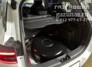 вместо запасного колеса лежит баллон объемом 73л, вид слева