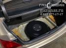 вместо запасного колеса лежит баллон объемом 54л, вид слева