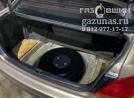 вместо запасного колеса лежит баллон объемом 54л, вид справа