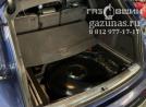 вместо запасного колеса лежит баллон объемом 73л, вид слева