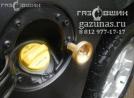 заправочное устройство с накрученным на него заправочным переходником Chevrolet Silverado II (GMT900) 5.3i (315Hp) 2010г.в.