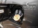 заправочное устройство с накрученным на него заправочным переходником Infiniti QX56 I (дорестайл) 5.6i (313Hp) 2004г.в.