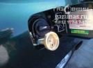 заправочное устройство с накрученным на него заправочным переходником. Mercedes-Benz E230 II (W210) (седан) (дорестайл) 2.3i (150Hp) 1996г.в.