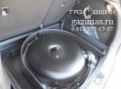 вместо запасного колеса лежит баллон объемом 54л, вид слева