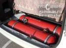 два цилиндрических баллона объемом по 40л в нишу в багажного отделения, вид справа