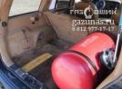 цилиндрический баллон объемом 80л вдоль кузова с правой стороны в багажном отделении, вид справа