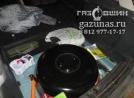 вместо запасного колеса лежит баллон объемом 54л, вид слева