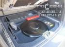 вместо запасного колеса лежит баллон объемом 54л, вид слева