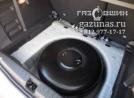 вместо запасного колеса лежит баллон объемом 54л, вид справа