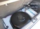 вместо запасного колеса лежит баллон объемом 35л, вид слева