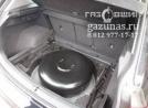 вместо запасного колеса лежит баллон объемом 54л, вид справа
