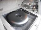 вместо запасного колеса лежит баллон объемом 53л, вид слева
