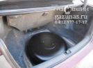 вместо запасного колеса лежит баллон объемом 54л, вид слева